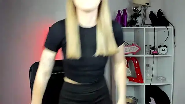 EvelynBlond online show from June 5, 2026, 12:33 pm