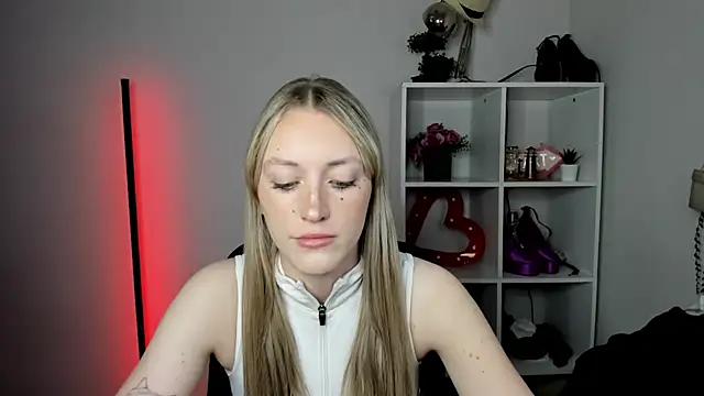 EvelynBlond online show from July 14, 2026, 2:01 pm