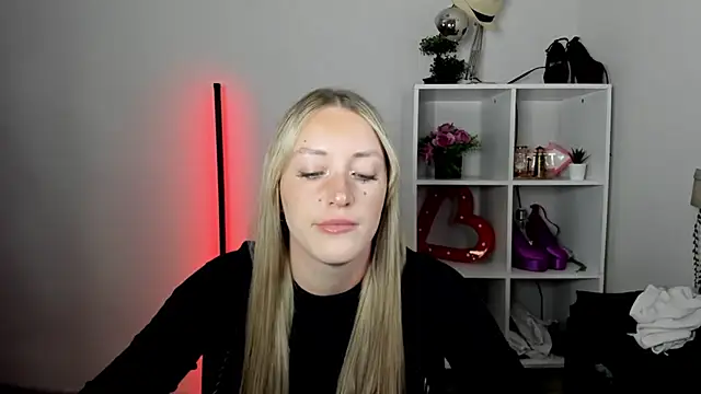 EvelynBlond online show from July 17, 2026, 12:45 pm