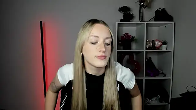 EvelynBlond online show from July 23, 2026, 12:58 pm