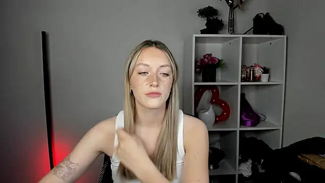 EvelynBlond online show from August 3, 2026, 12:43 pm