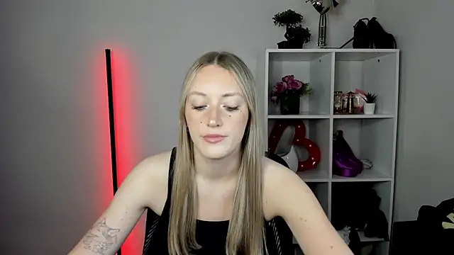 EvelynBlond online show from August 4, 2026, 12:41 pm