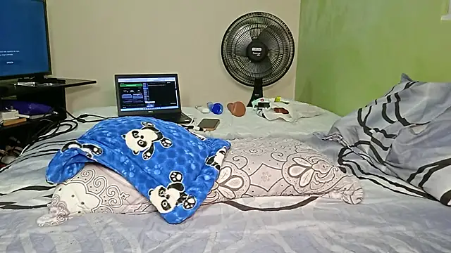 nelielg6 online show from February 11, 2026, 8:47 pm