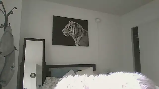 cryptokimgirl online show from March 4, 2026, 1:11 am