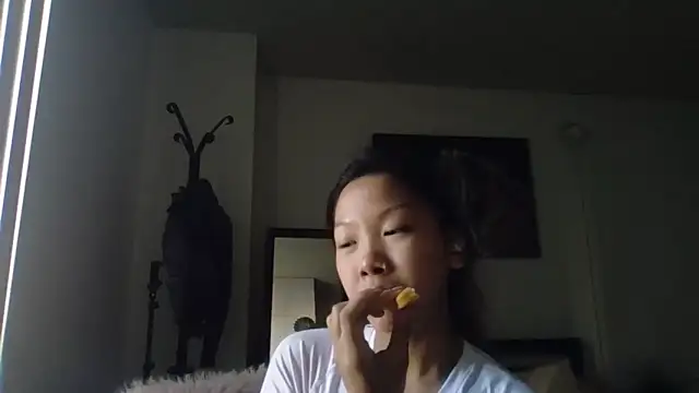 cryptokimgirl online show from March 8, 2026, 6:23 pm