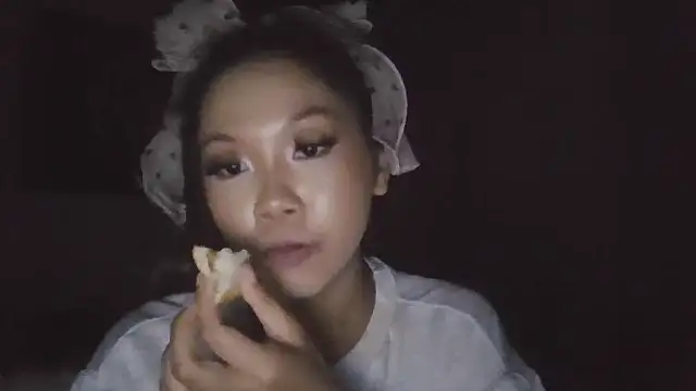 cryptokimgirl online show from March 12, 2026, 12:11 pm