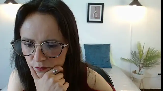 Juliana  lx online show from December 5, 2025, 12:58 pm