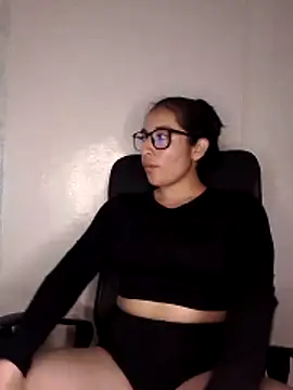 kira-stormm online show from June 11, 2026, 12:32 am