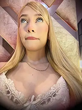 valeryfox   online show from April 26, 2026, 12:30 am