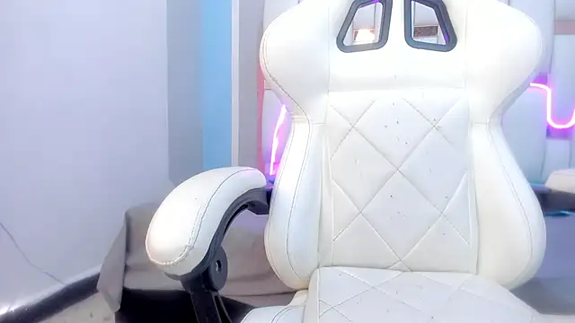 mask red girl online show from February 5, 2026, 1:05 pm