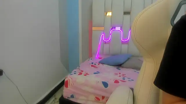 mask red girl online show from February 10, 2026, 12:42 pm