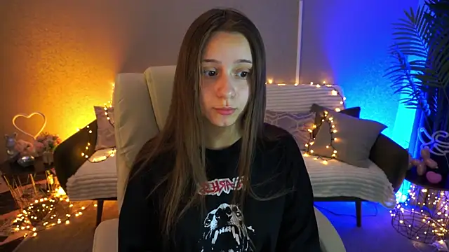 Snapshot of TinyNatalie chatting on May 17, 2026, 8:27 pm TinyNatalie online show from May 17, 2026, 8:27 pm