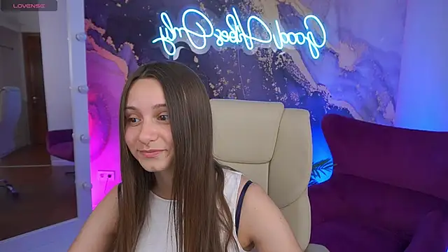 TinyNatalie online show from June 19, 2026, 7:06 pm