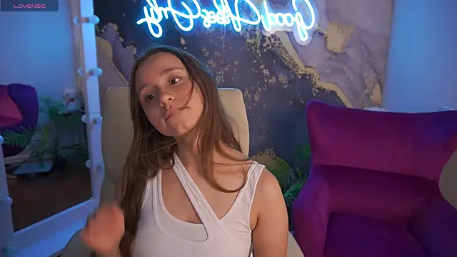 TinyNatalie online show from July 7, 2026, 8:13 pm