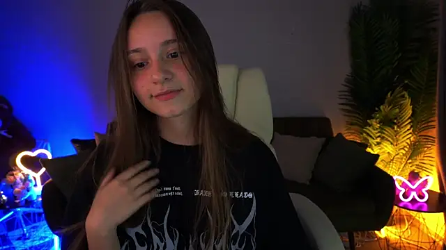 TinyNatalie online show from July 10, 2026, 8:22 pm
