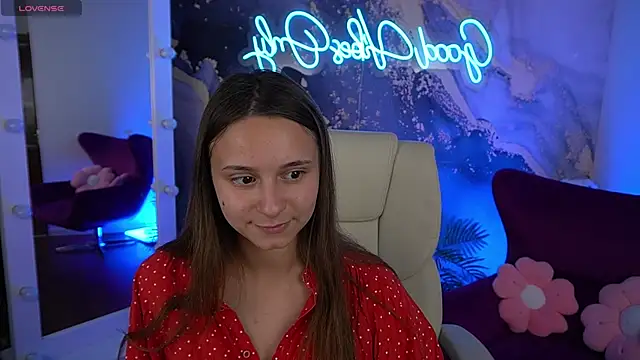 TinyNatalie online show from July 21, 2026, 7:27 pm