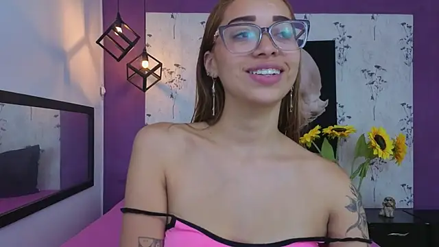 Snapshot of Antonella_mc chatting on May 6, 2026, 12:43 pm Antonella mc online show from May 6, 2026, 12:43 pm