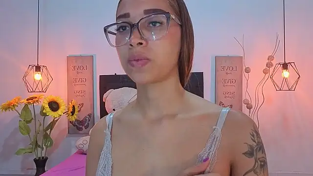 Snapshot of Antonella_mc chatting on June 9, 2026, 12:28 pm Antonella mc online show from June 9, 2026, 12:28 pm