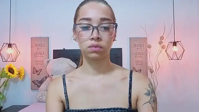 Snapshot of Antonella_mc chatting on June 19, 2026, 12:20 pm Antonella mc online show from June 19, 2026, 12:20 pm