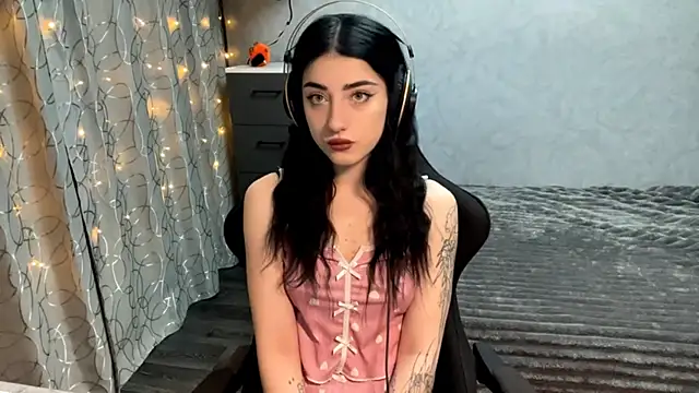 Meowluly online show from December 4, 2025, 9:45 pm