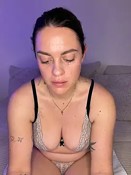 Snapshot of laraslittlesecrett chatting on February 3, 2026, 12:21 pm laraslittlesecrett online show from February 3, 2026, 12:21 pm