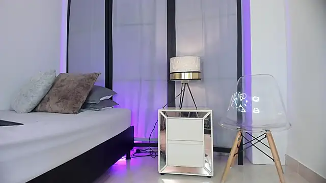 niicole steele  online show from December 18, 2025, 7:09 pm