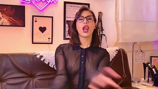 Rue Bellafire online show from December 4, 2025, 5:32 pm