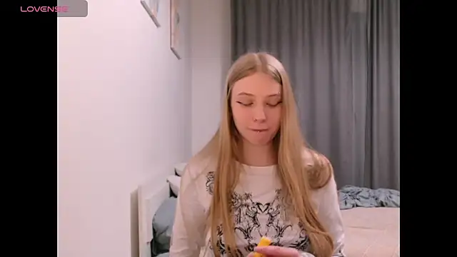  Milana Sparkl75  online show from December 3, 2025, 1:35 am