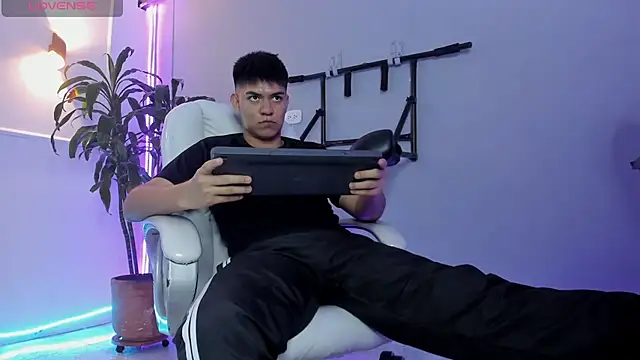 Paul 27  online show from November 26, 2025, 3:40 am