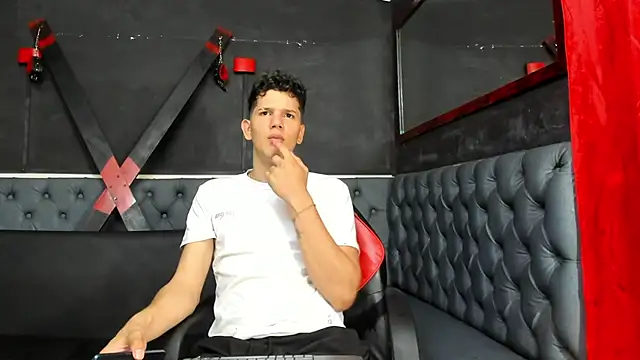 Snapshot of Erick_white chatting on December 16, 2025, 2:44 pm Erick white online show from December 16, 2025, 2:44 pm