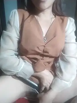 tieutam122 online show from February 11, 2026, 11:10 pm