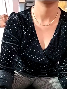 RASHMI SHARMA9 online show from January 17, 2026, 7:50 pm