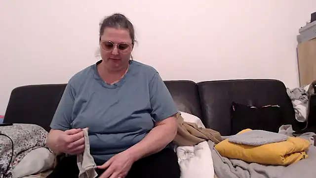 bea french curvy online show from February 10, 2026, 9:19 pm