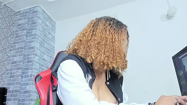 Snapshot of Crystal_bunn chatting on November 27, 2025, 8:44 pm Crystal bunn online show from November 27, 2025, 8:44 pm