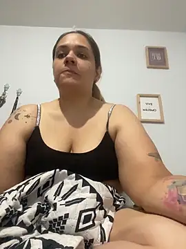 Snapshot of LoreinnFox chatting on April 12, 2026, 6:46 pm LoreinnFox online show from April 12, 2026, 6:46 pm