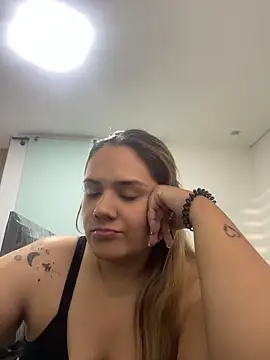 Snapshot of LoreinnFox chatting on April 25, 2026, 10:29 pm LoreinnFox online show from April 25, 2026, 10:29 pm