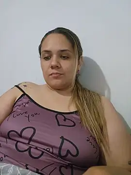 Snapshot of LoreinnFox chatting on May 5, 2026, 3:25 am LoreinnFox online show from May 5, 2026, 3:25 am