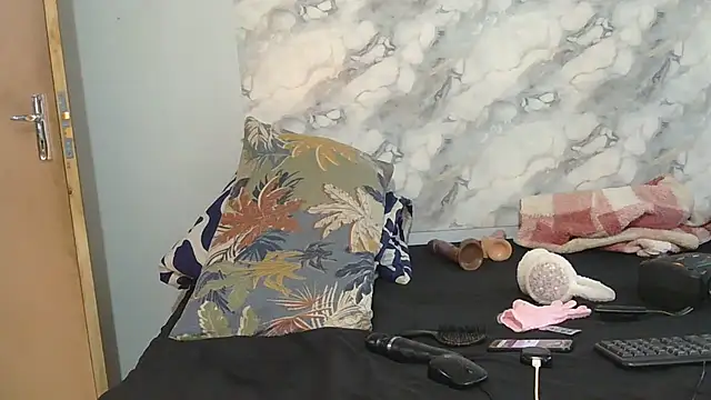 Snapshot of SexyZuluBarbie chatting on June 15, 2026, 12:18 pm SexyZuluBarbie online show from June 15, 2026, 12:18 pm