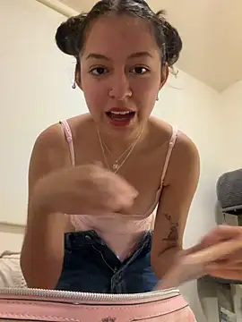 Alicatcua  online show from May 6, 2026, 2:29 am