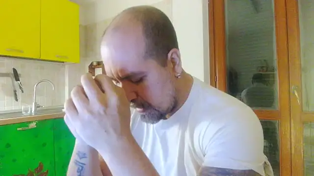 Snapshot of AMIRDIB2025 chatting on December 18, 2025, 6:03 pm AMIRDIB2025 online show from December 18, 2025, 6:03 pm