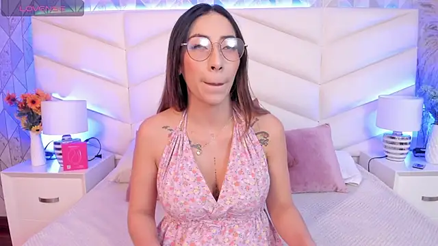 Lizzi Hotman  online show from February 7, 2026, 8:56 pm