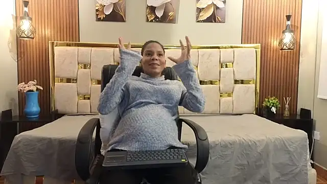  Caroline34 online show from April 23, 2026, 10:47 am