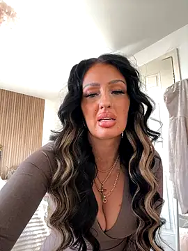 Snapshot of Lolaxox_ chatting on December 19, 2025, 11:28 am Lolaxox online show from December 19, 2025, 11:28 am