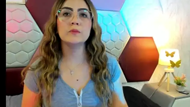 AriaRous online show from April 28, 2026, 4:34 pm