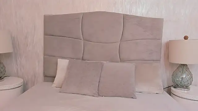 Naomii BDSM online show from December 22, 2025, 11:40 am