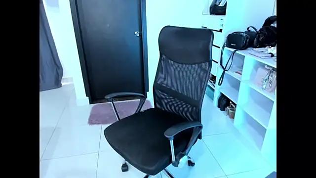 cristina697 online show from December 3, 2025, 4:27 pm