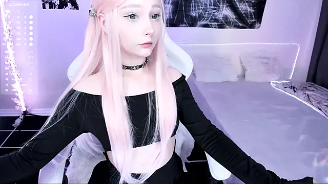 Snapshot of lyric4 chatting on December 17, 2025, 5:35 am lyric4 online show from December 17, 2025, 5:35 am