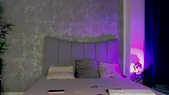 LucyRayy online show from March 5, 2026, 7:10 pm