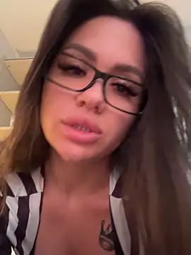 Snapshot of SiennaLuxexx chatting on July 4, 2026, 3:51 pm SiennaLuxexx online show from July 4, 2026, 3:51 pm