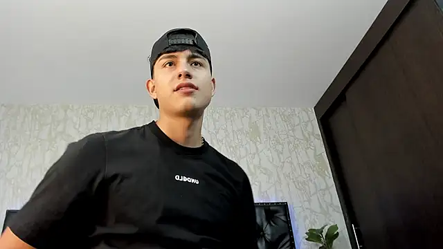 Snapshot of Lander_Cruz chatting on July 10, 2026, 8:11 pm Lander Cruz online show from July 10, 2026, 8:11 pm